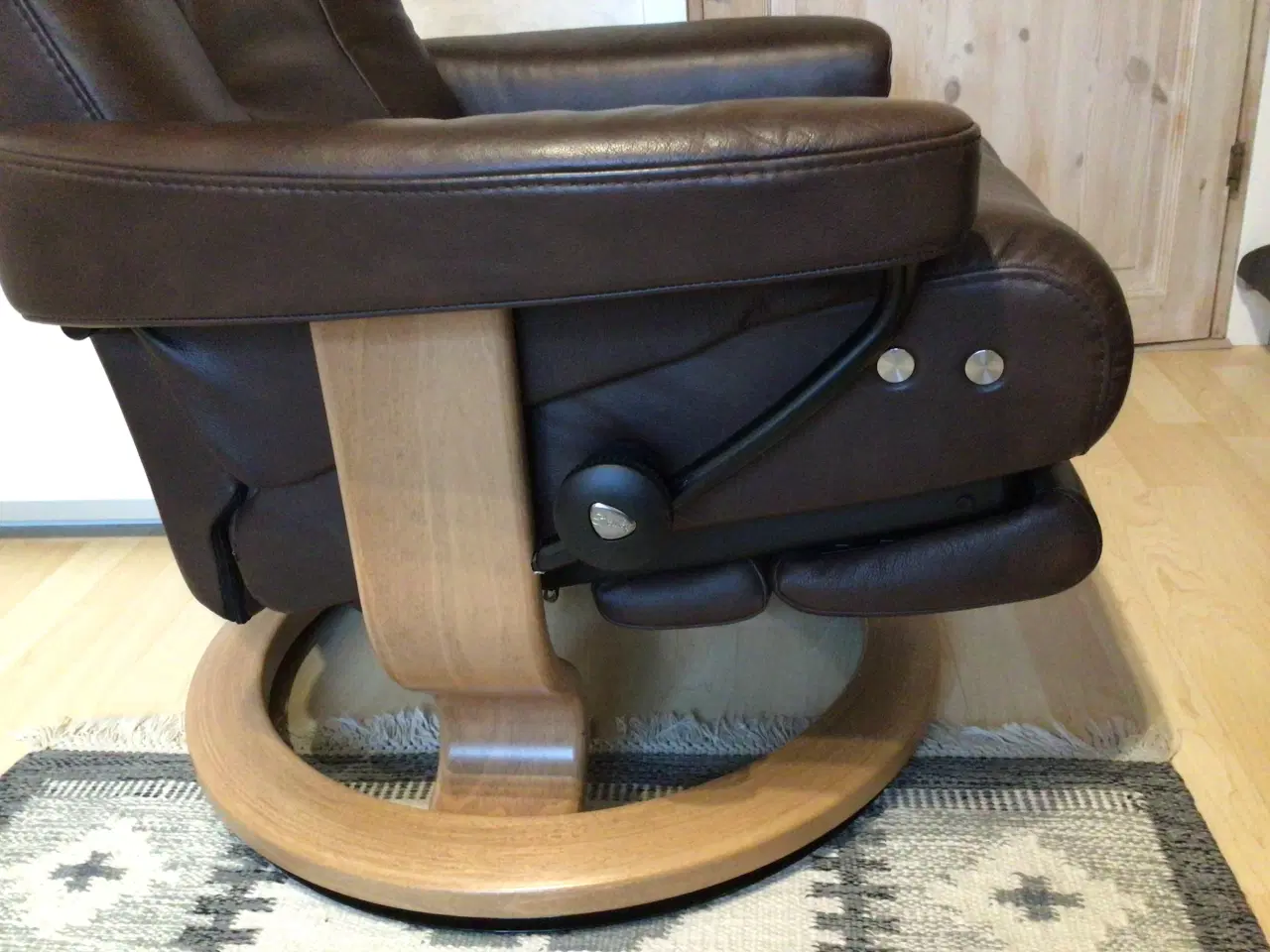 Billede 5 - 4 år gl Stressless stol m/elektronisk skammel