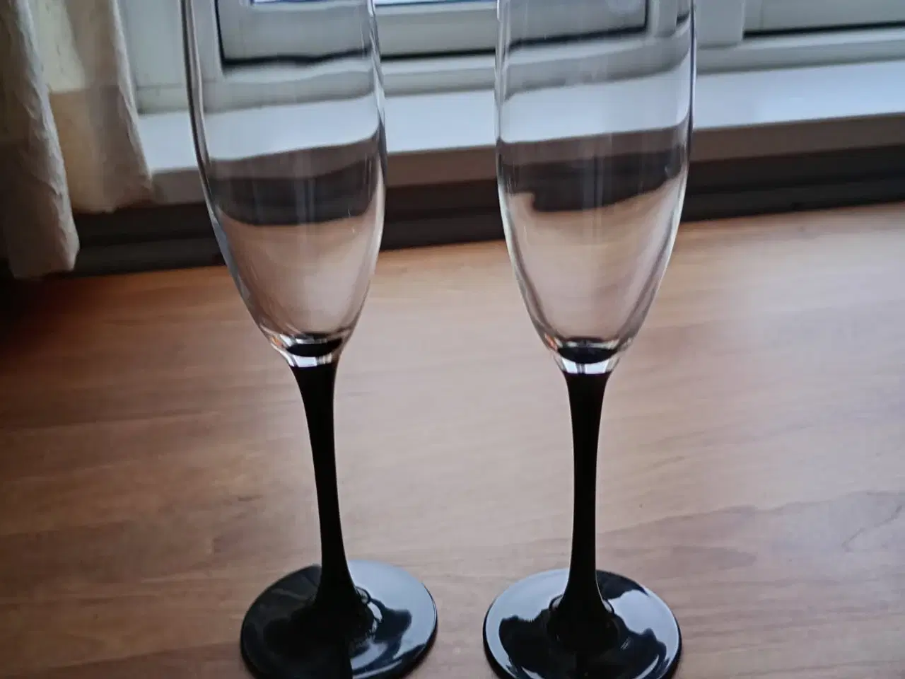 Billede 1 - Champagne glas med sort fod.