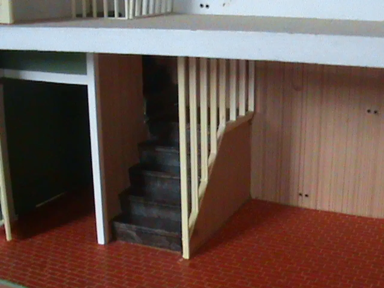 Billede 4 - Dukkehus med garage, møbler og dukker