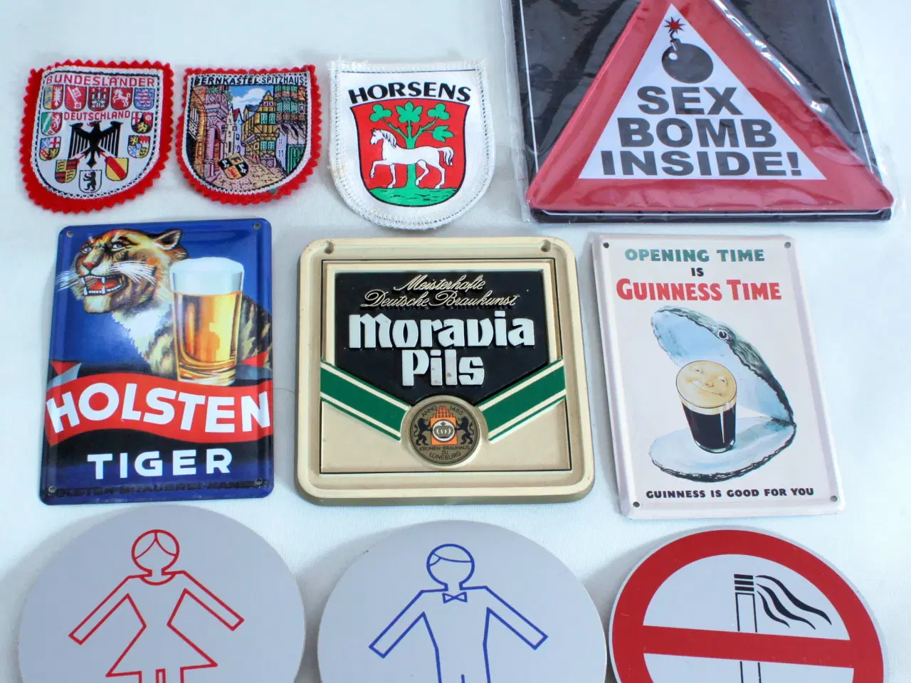 Billede 1 - Samling af vintage metal- og tøj skilte.