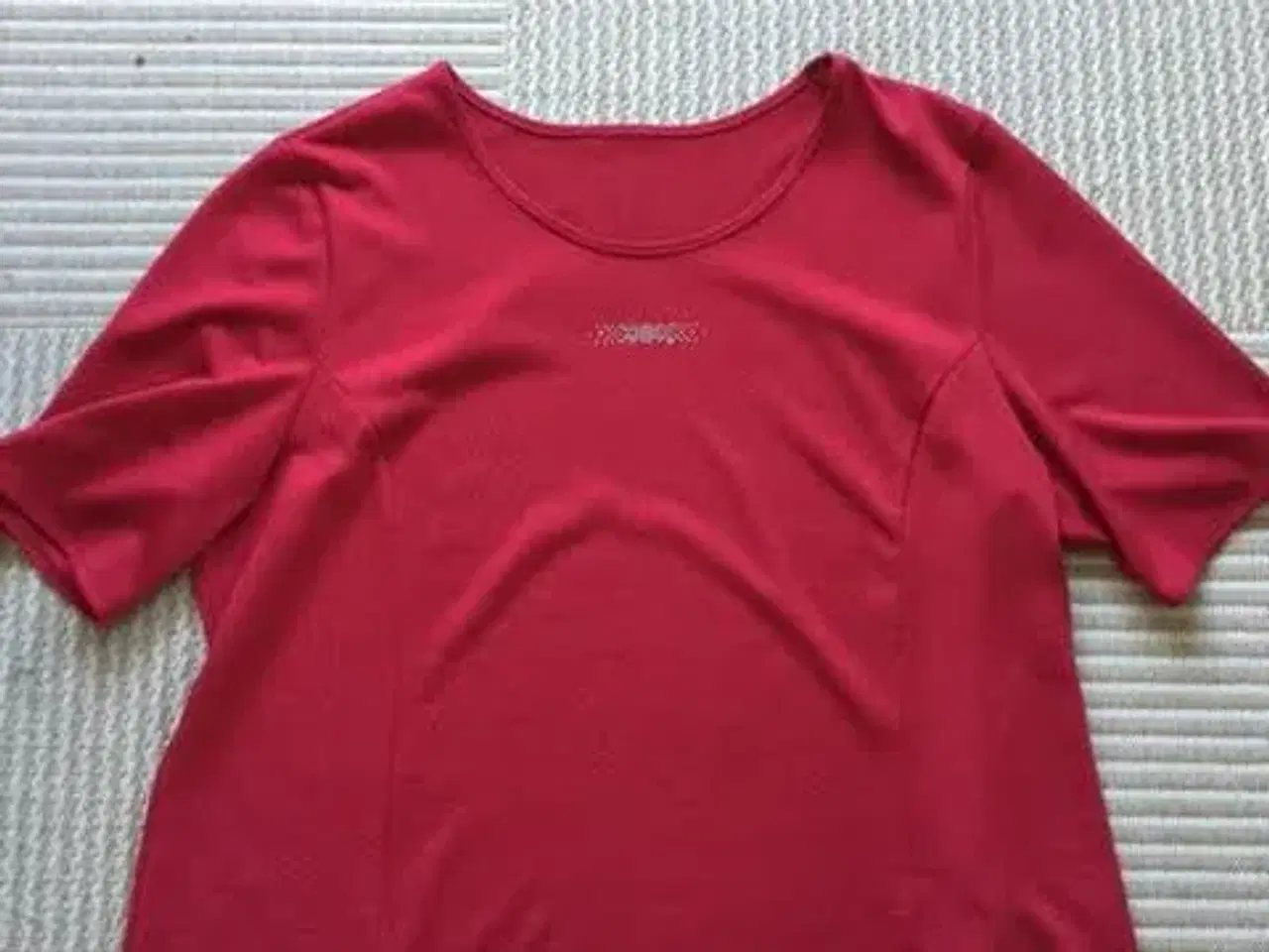 Billede 1 - Rød bluse med sølvsimili ca str 44
