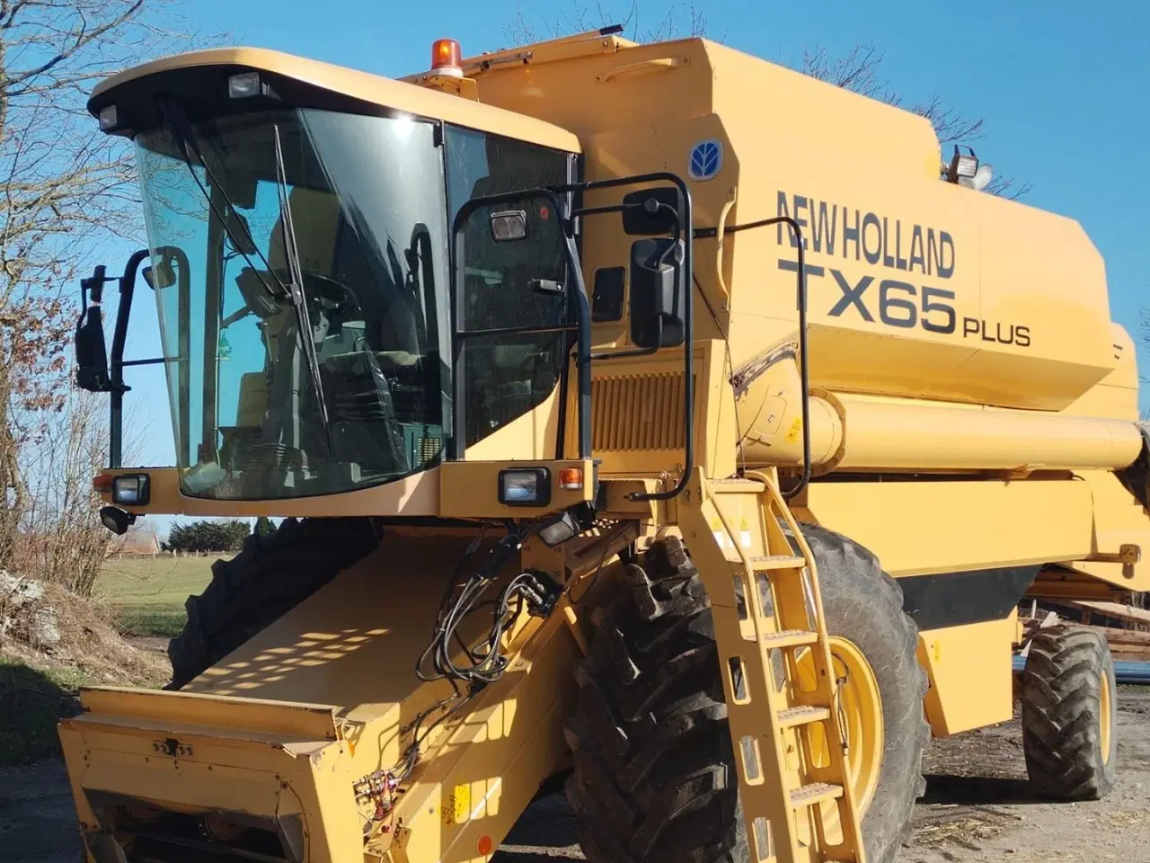 Billede 1 - New Holland TX 65 SLH TX65 med selvopret soldkasse, 17 fods skærebord, snitter, Årg 1998, 3236 tærsketimer og 4036 motortimer , 800-65/32 hjul 405 baghjul