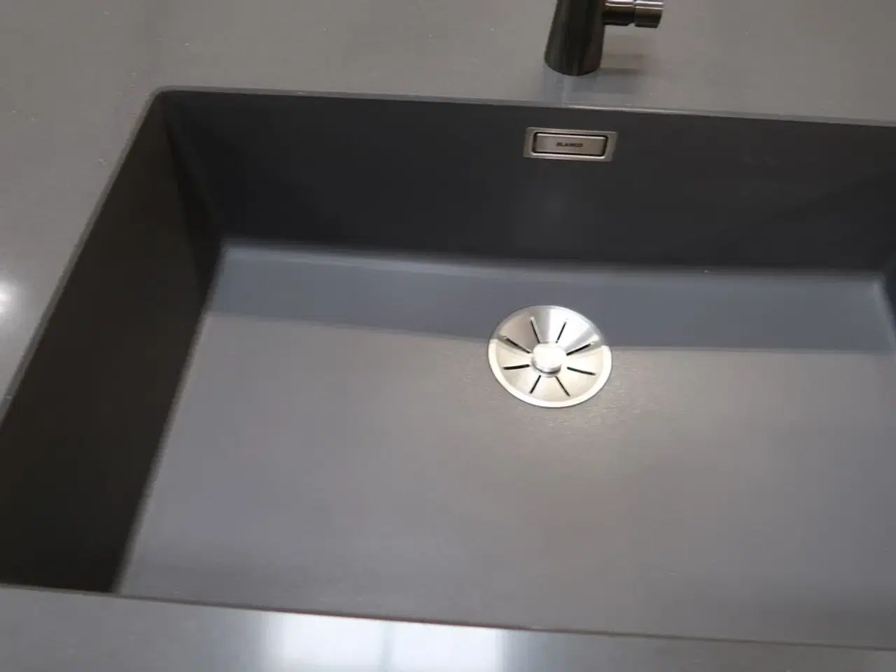 Billede 30 - Køkken NORDANRO uden hårdehvidearer/armatur med stenbordplade SILESTONE