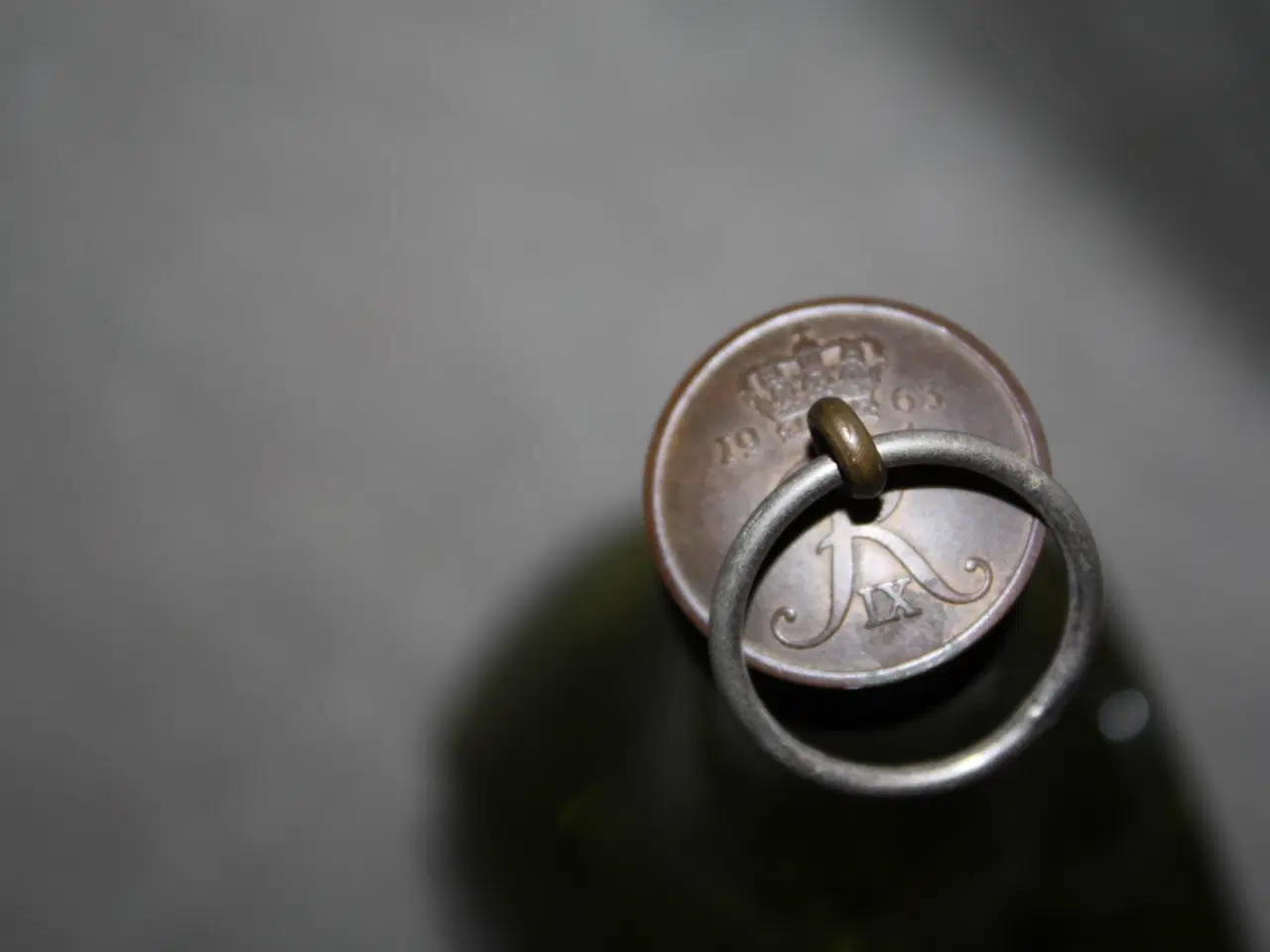 Billede 3 - Grøn glasflaske med svensk tre kroner symbol