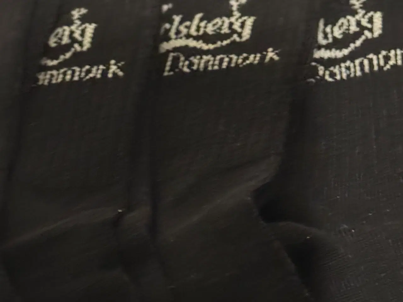 Billede 8 - Fem par sorte Carlsberg strømper og J-dag mundbind