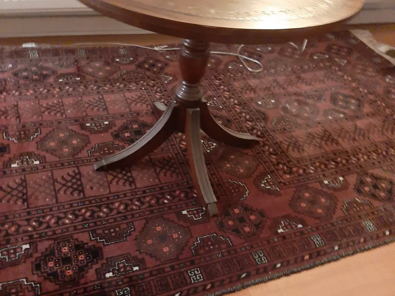 Billede 3 - Sjovt lille bord med læder i bordpladen 