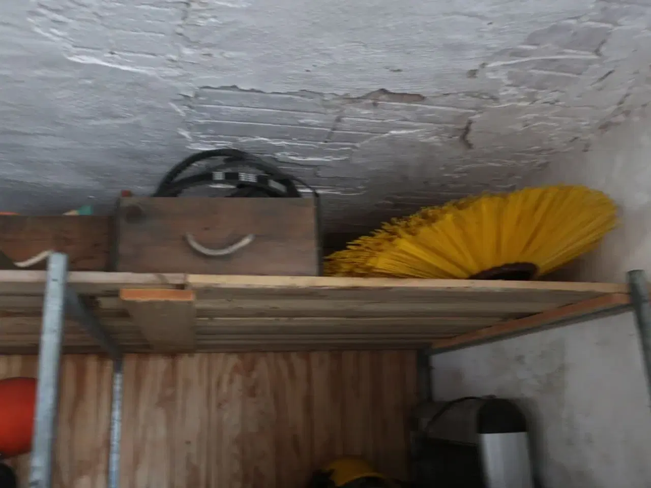 Billede 13 - Reol med div. Reservedele og varelager samt rullevogn med indhold m.m.