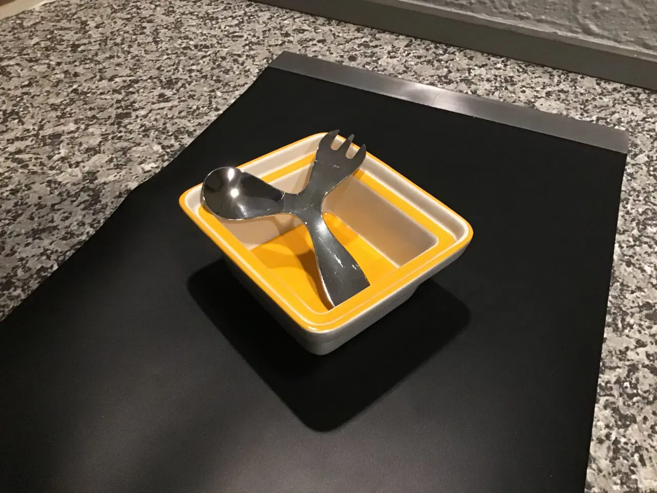 Billede 3 - Trip Trap salt/pebersæt og firkantet gul skål
