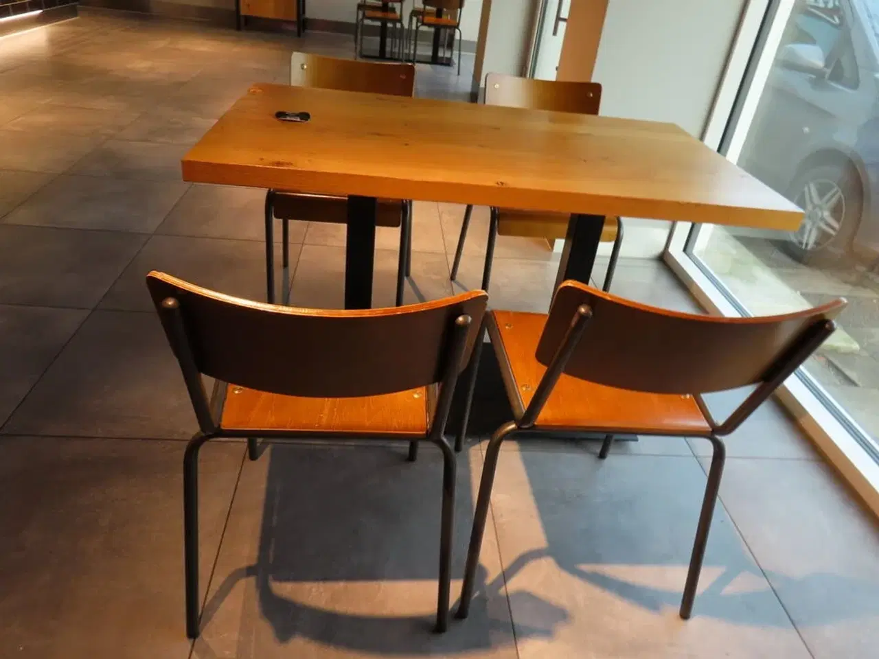 Billede 4 - Bord med fire stole
