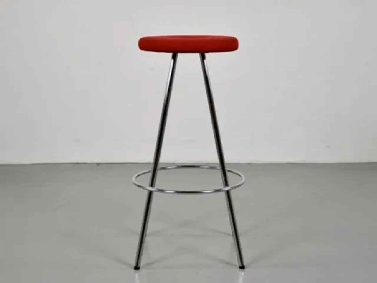 Billede 1 - Martela barstol med rødt polster på sædet og krom stel