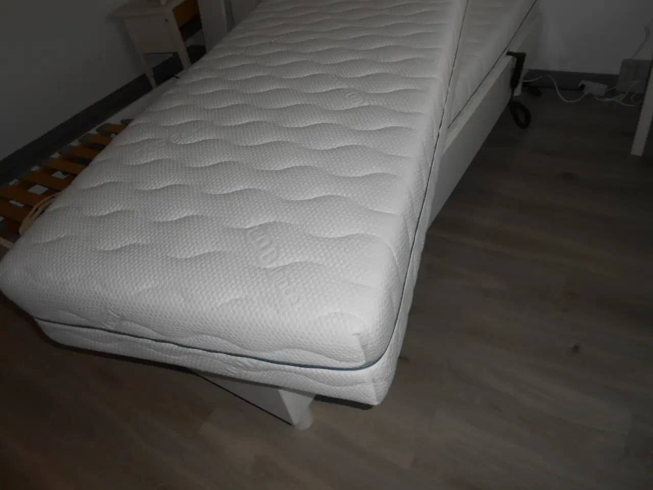 Billede 7 - Flot hvid seng 140x200. med elevationsbund .