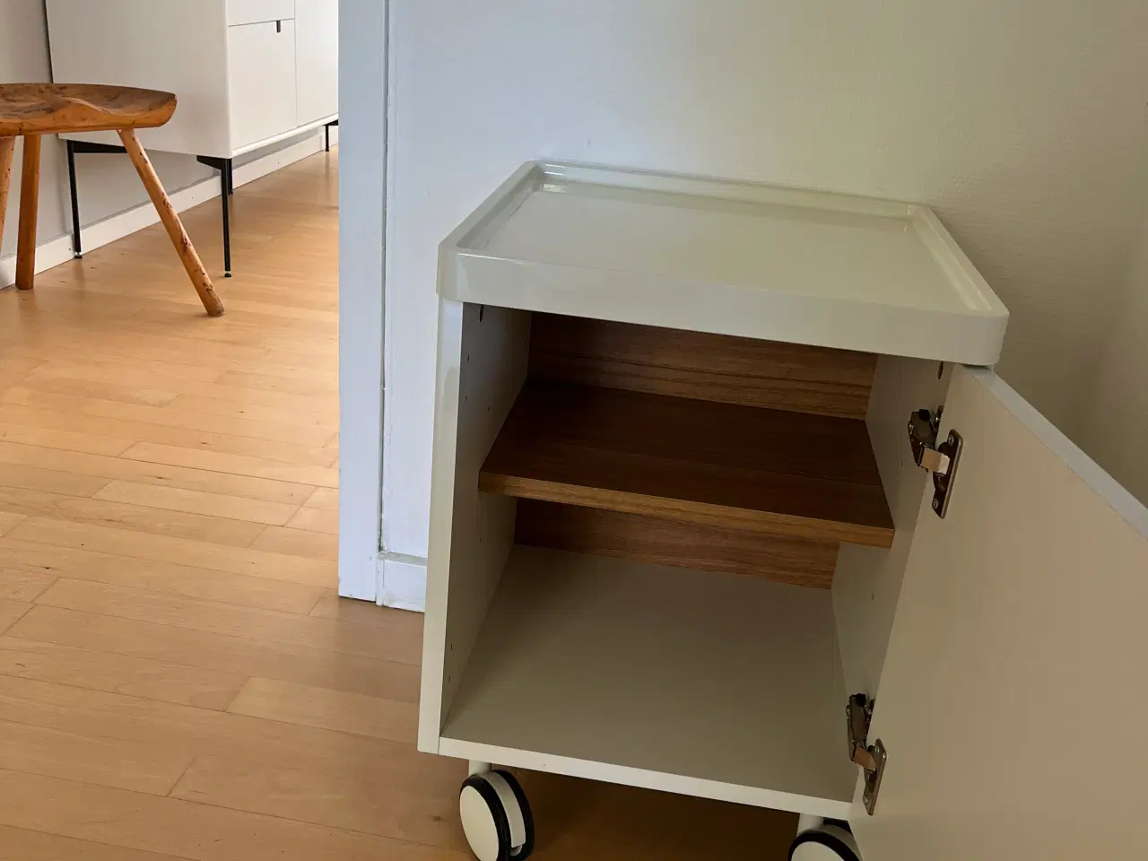 Billede 4 - Lille skab på hjul
