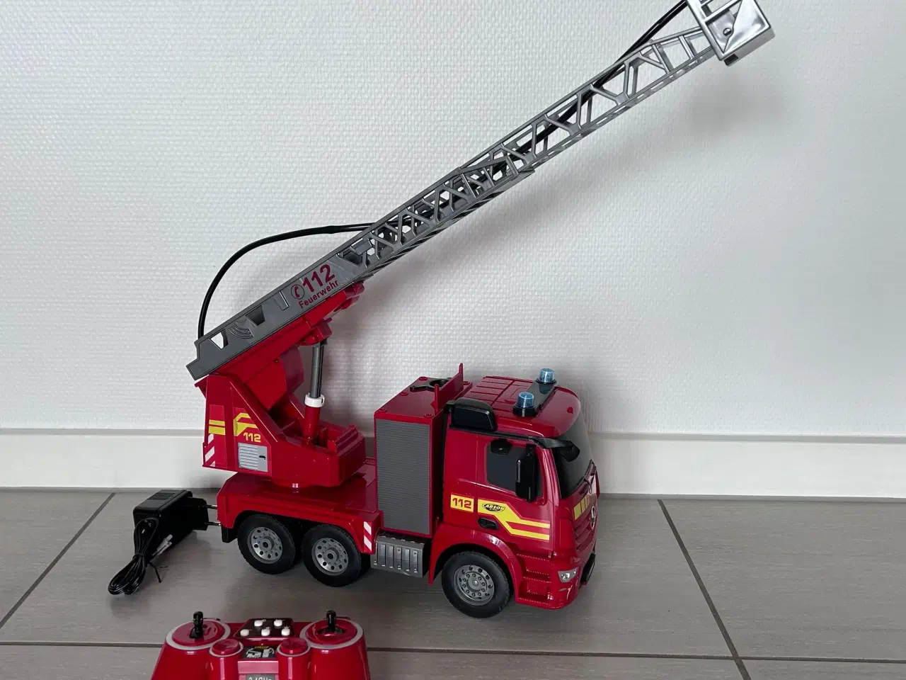 Billede 1 - Fjernstyret brandbil med vandfunktion, lys og lyd