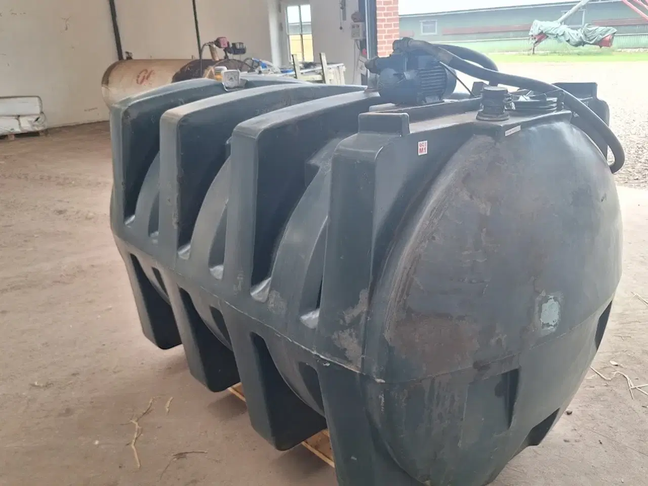 Billede 3 - Dieseltank 2500 l m. Pumpe