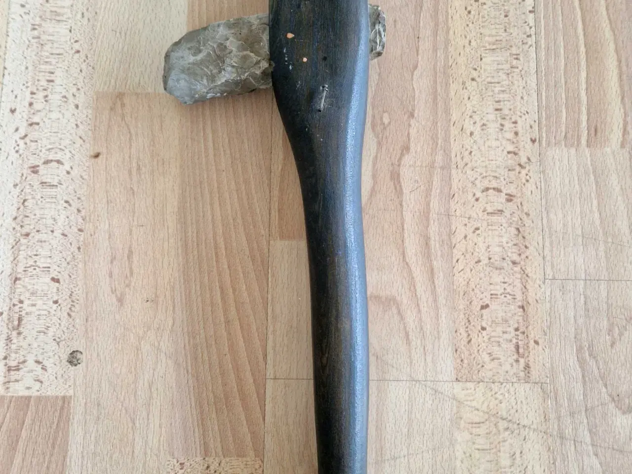 Billede 1 - Stenøkse, flint, på nyere sort træskaft