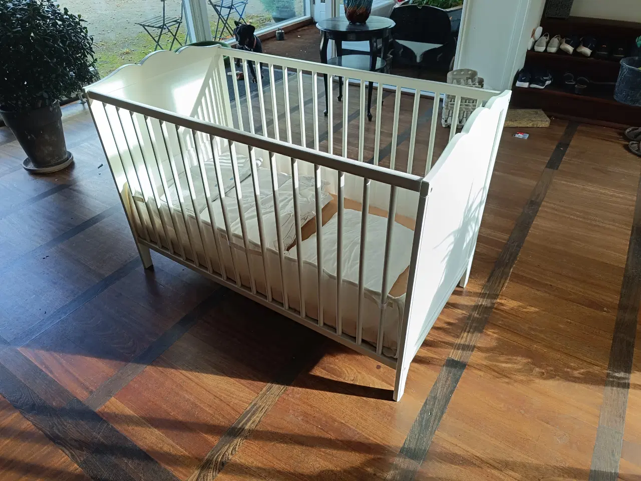 Billede 1 - Fin tremmeseng med madras, sengekant, juniordune +