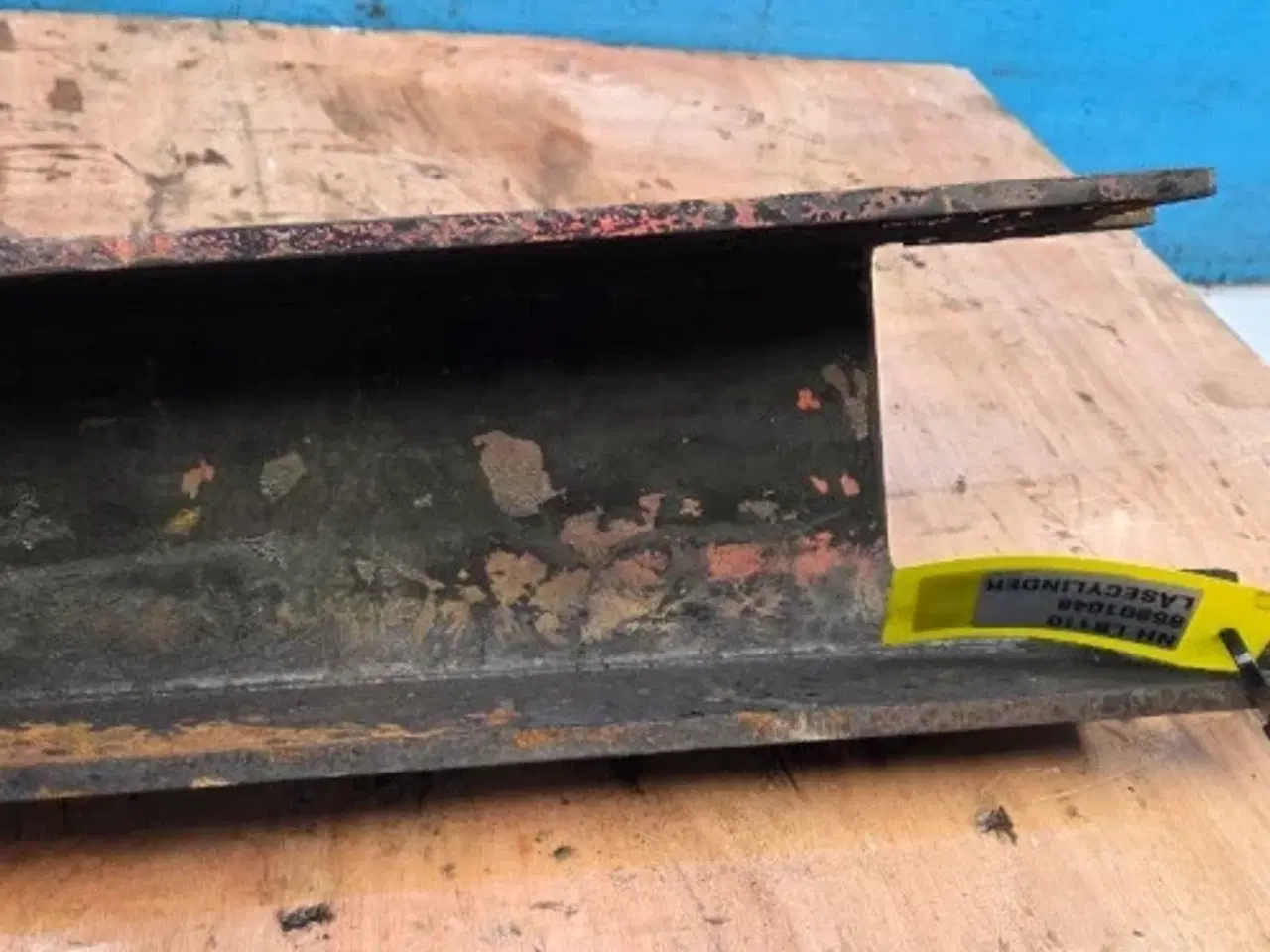 Billede 8 - New Holland LB110 Låsecylinder 85801048