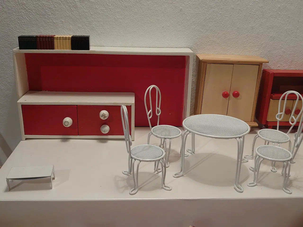 Billede 2 - 35 dele vintage dukkehusmøbler i træ og blik. 