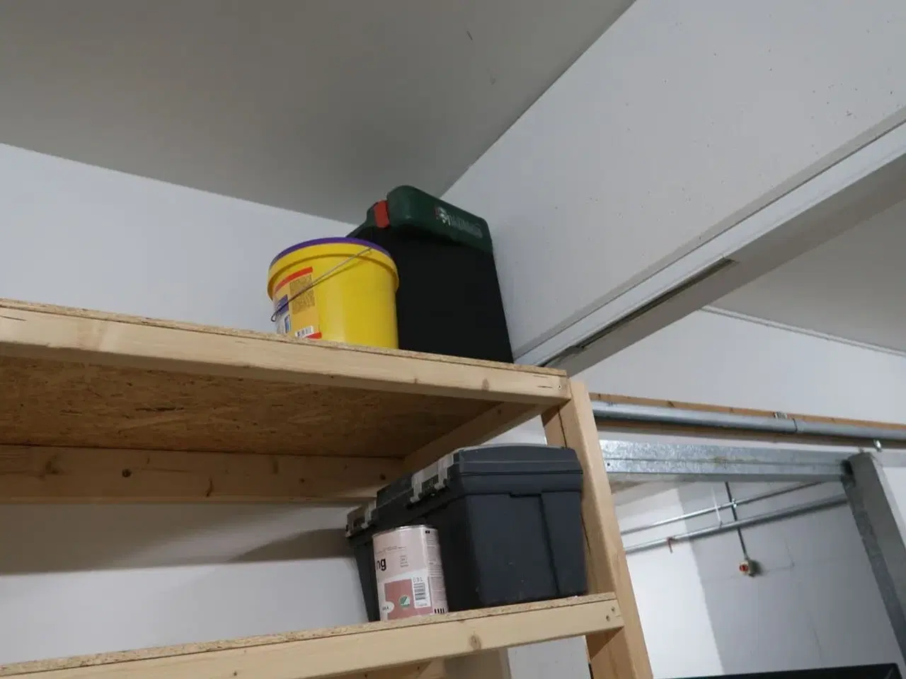 Billede 3 - Reol med div. Værktøj og varelager