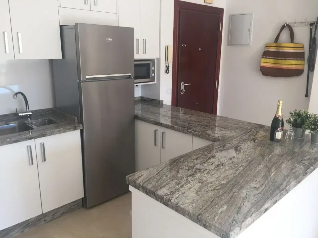 Billede 2 - Malaga - Fuengirola, 2-v�relses lejlighed 70 kvm til max. 4 personer, 16 kvm altan,
Fuengirola / Los Bolices. 2-v�relses lejlighed med udsigt til vand og have med 3 pools.
70 kvm, ny renoveret lejlighed fordelt p� 1 stor sovev�relse og oprednin