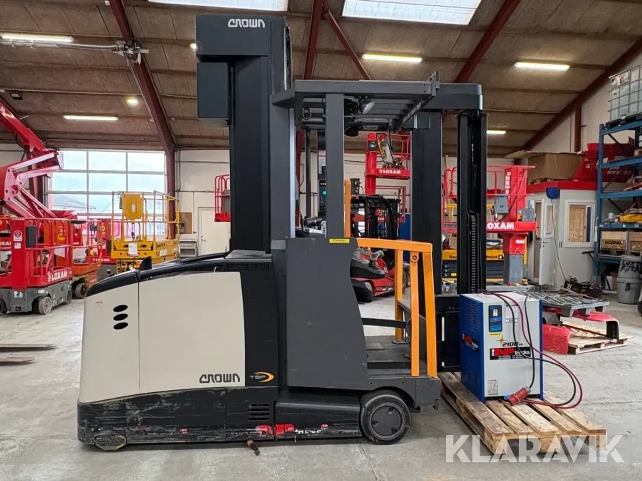 Billede 10 - Smalgangstruck Crown TSP6000-1.0 med lader