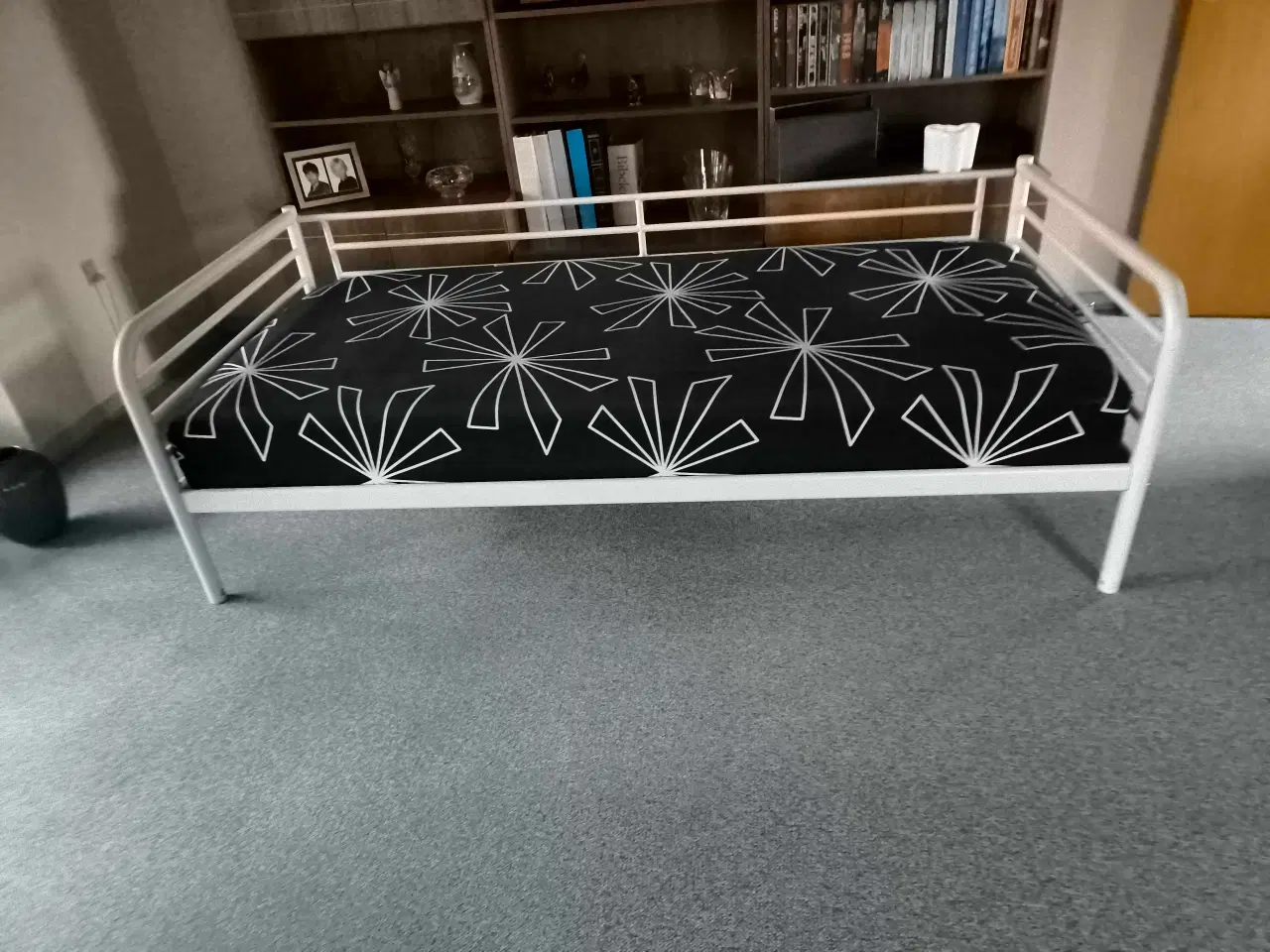 Billede 1 - Ikea jernramme med boks madras 