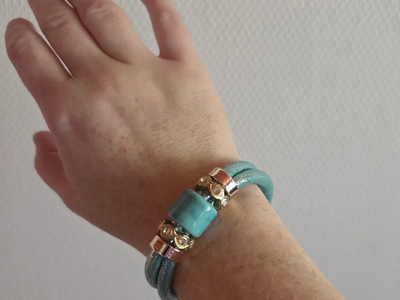 Billede 1 - Tyrkis armbånd med glasperle