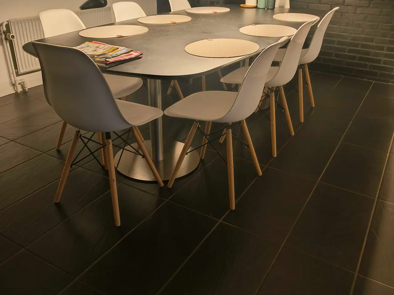 Billede 1 - Spisebord i linoleum incl. 8 stole