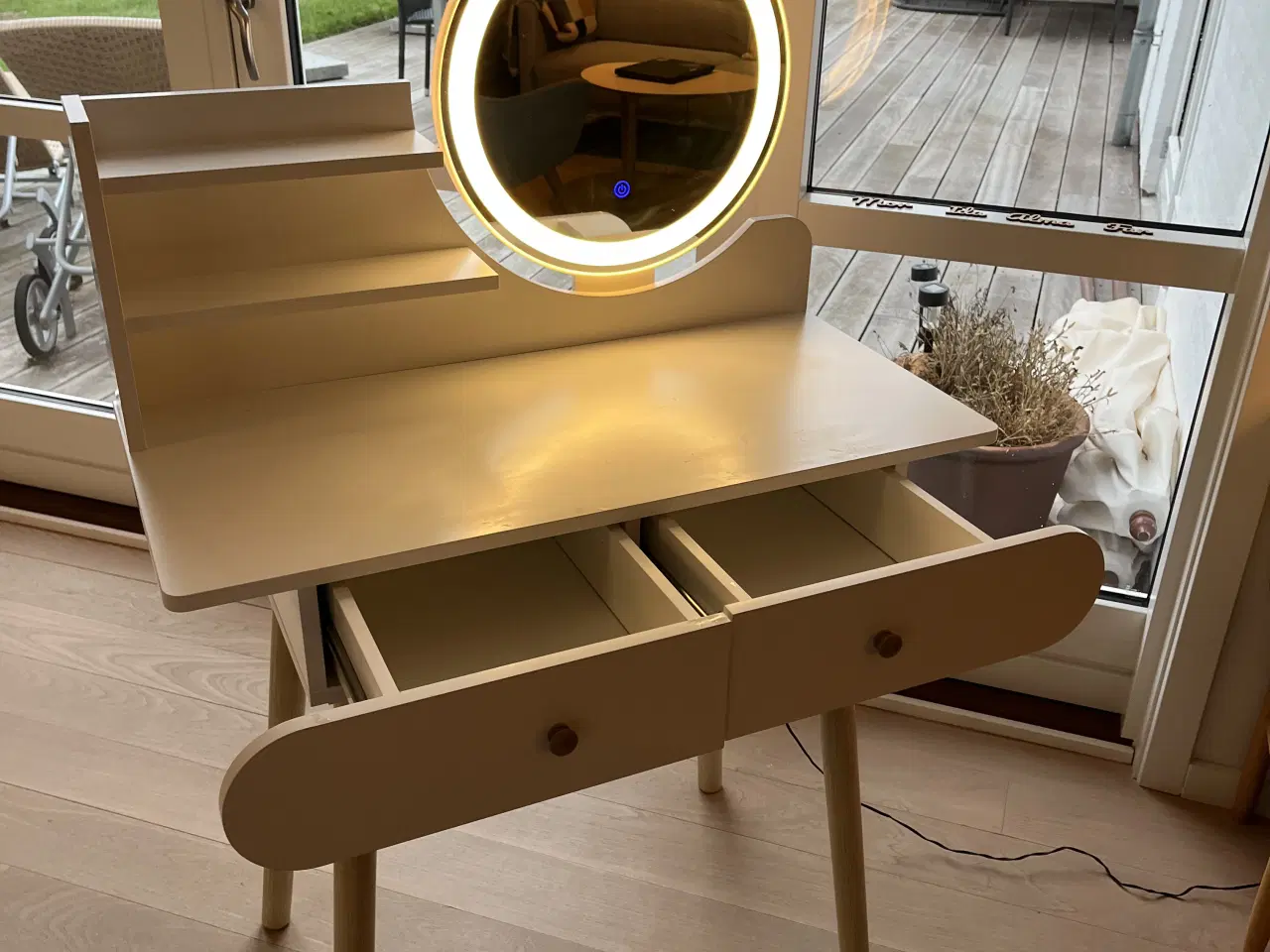 Billede 2 - Sminkebord