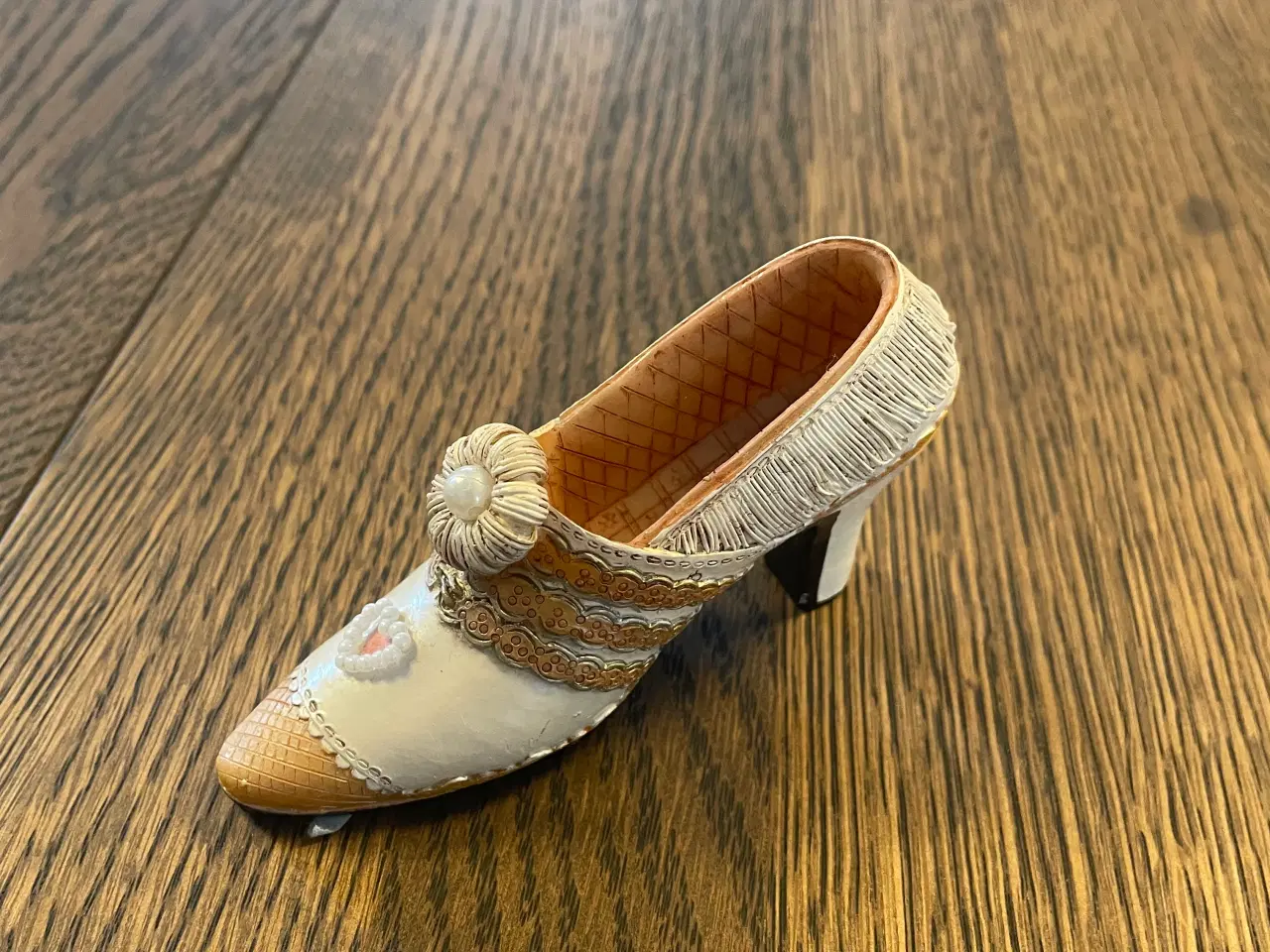 Billede 4 - Små porcelæns støvler og sko sælges.