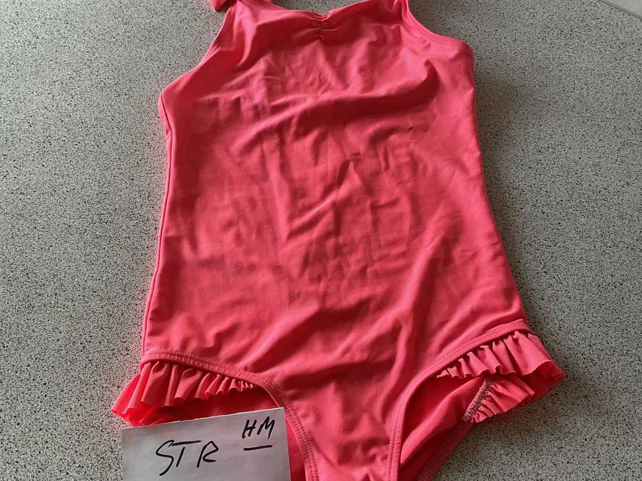 Billede 1 - HYGGEDRAGT (enhjørning) og badedragt str 122/128