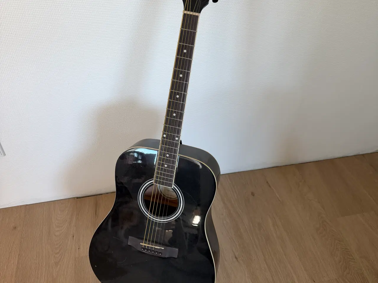 Billede 4 - Guitar med gulvstander sælges 