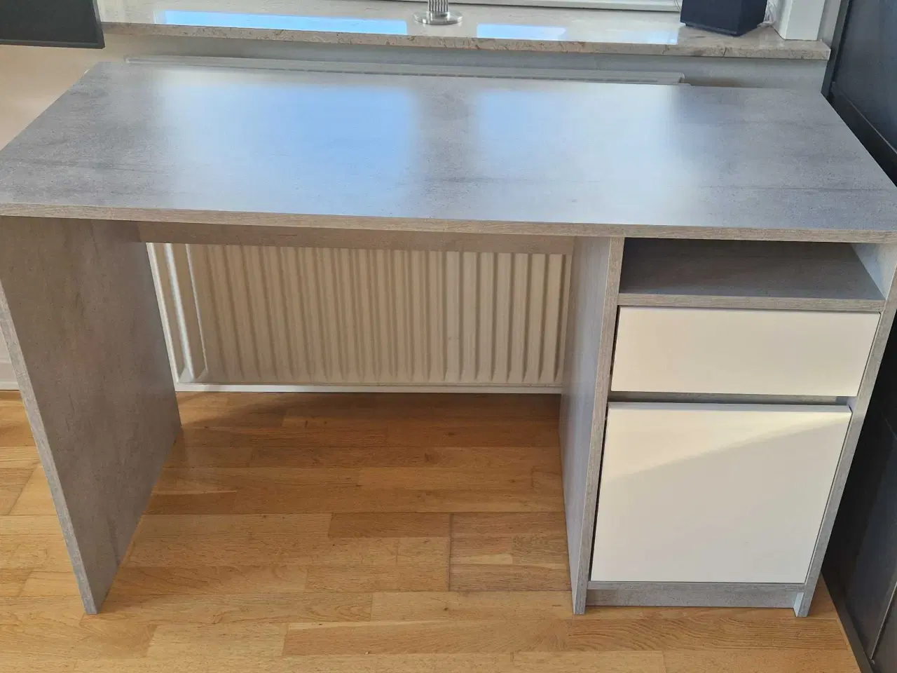 Billede 1 - Skrivebord fra JYSK