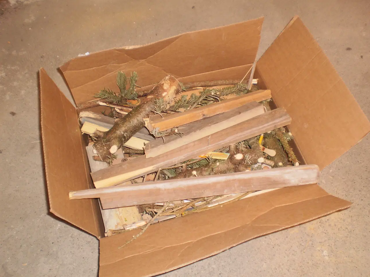 Billede 1 - 1 kasse optændingsbrænde