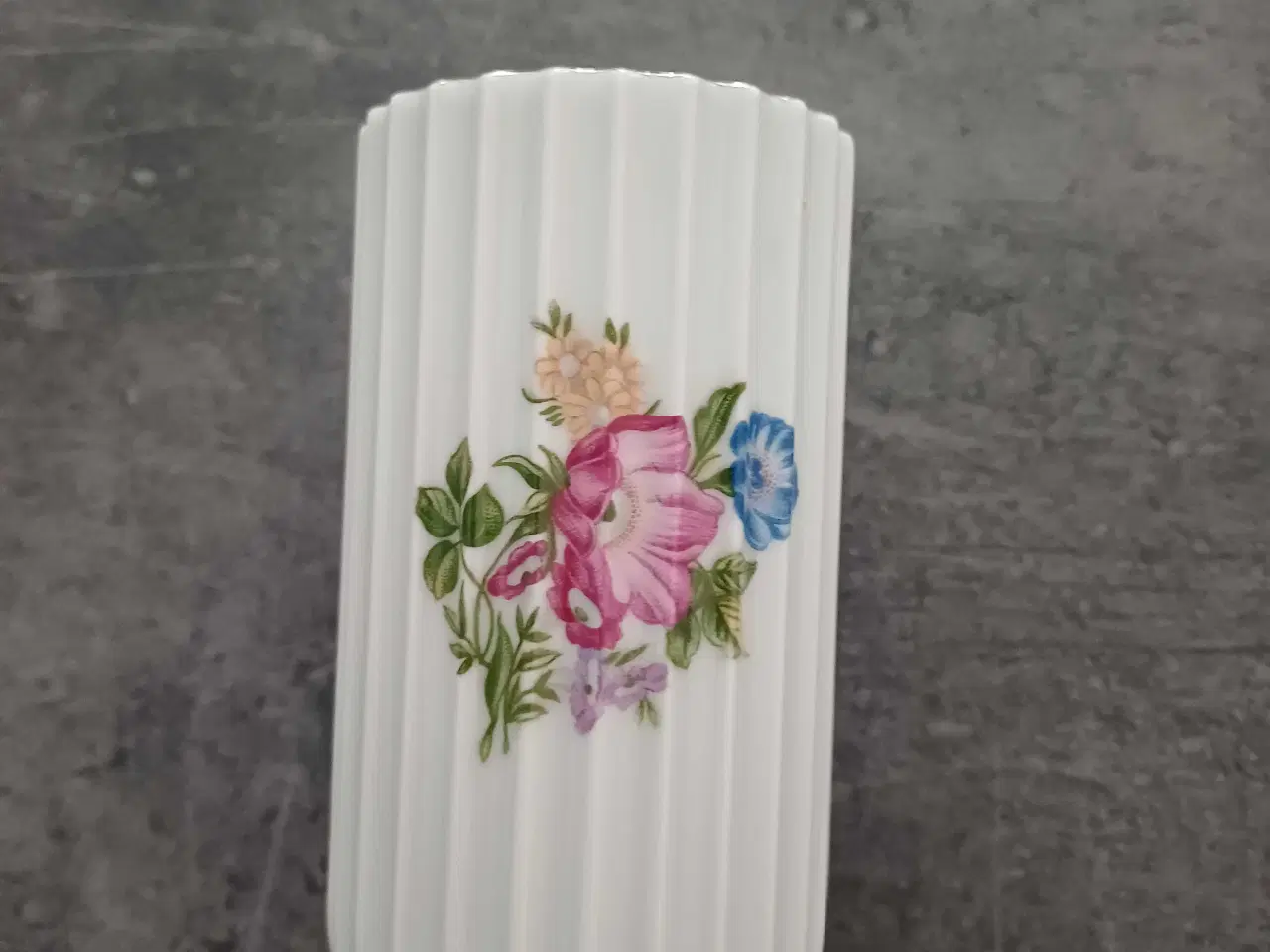 Billede 1 - Lyngby vase original blomstermotiv guldkant 10 cm
