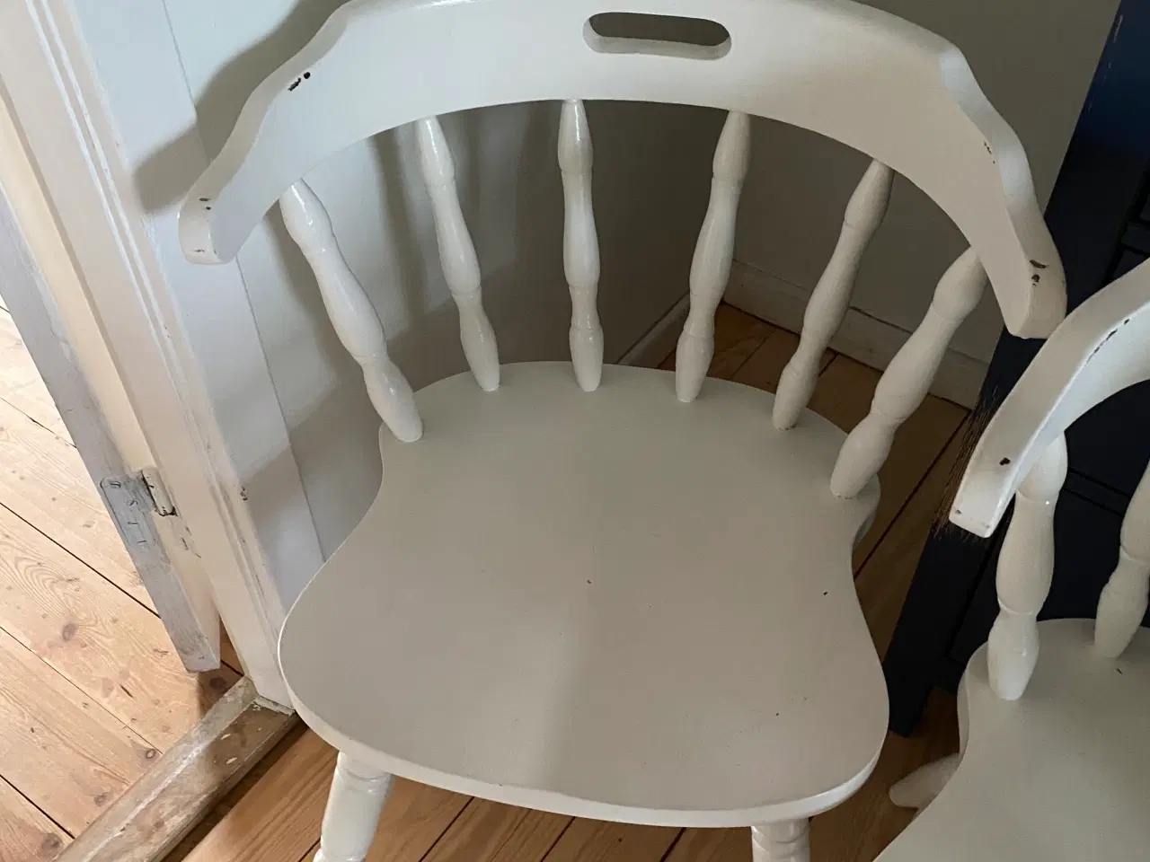 Billede 3 - Rundt hvidt spisebord med 4 stole