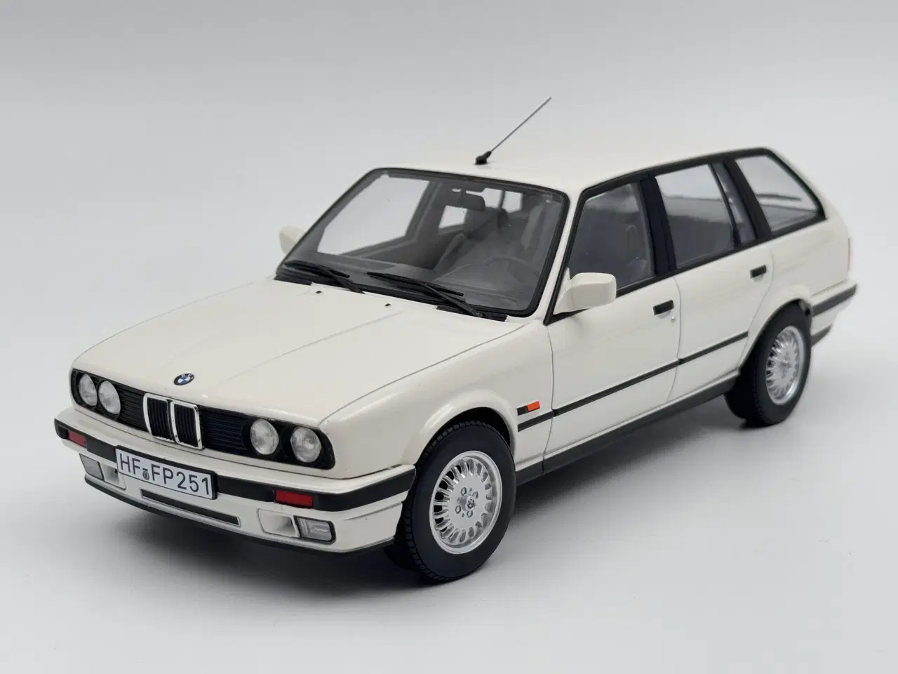 Billede 2 - 1992 BMW 325i E30 Touring Limited Edition - 1:18