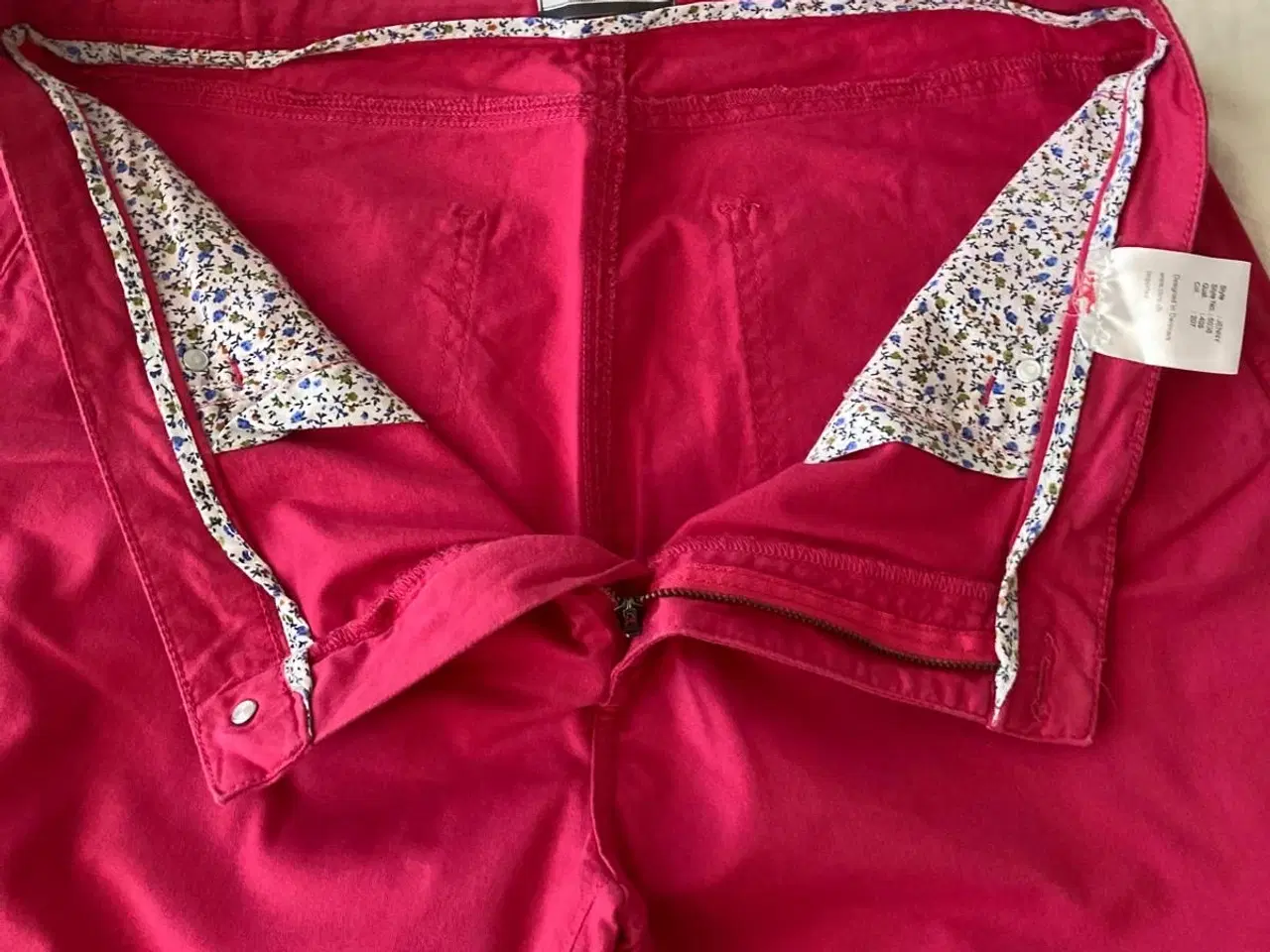 Billede 8 - Ceride-røde Capri-shorts (3/4 lange) str 46