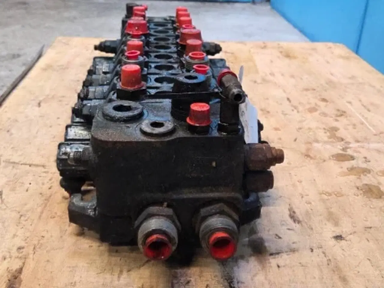 Billede 5 - New Holland LB115B Hydraulikventil 87305216