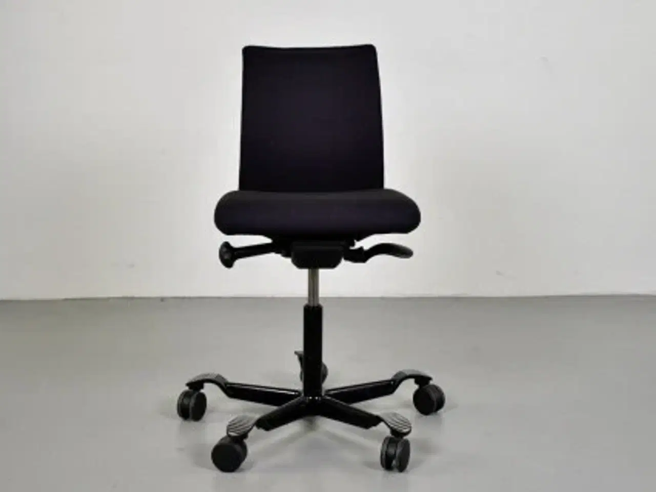 Billede 1 - Häg h05 5200 kontorstol med blå/brun polster og sort stel.