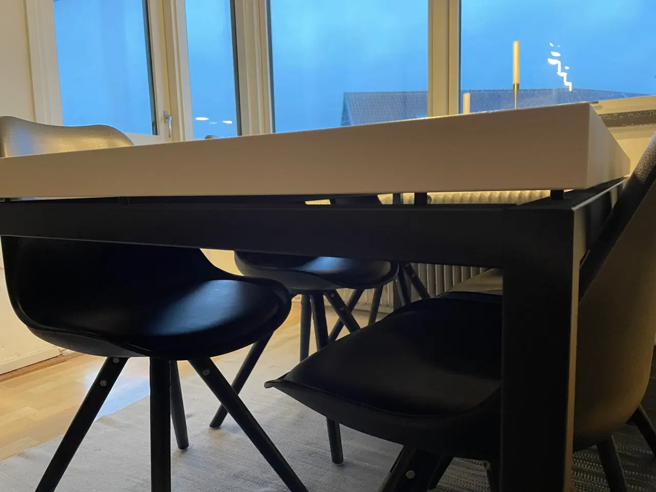Billede 2 - Spisebord - hvid bordplade på sort stålstel