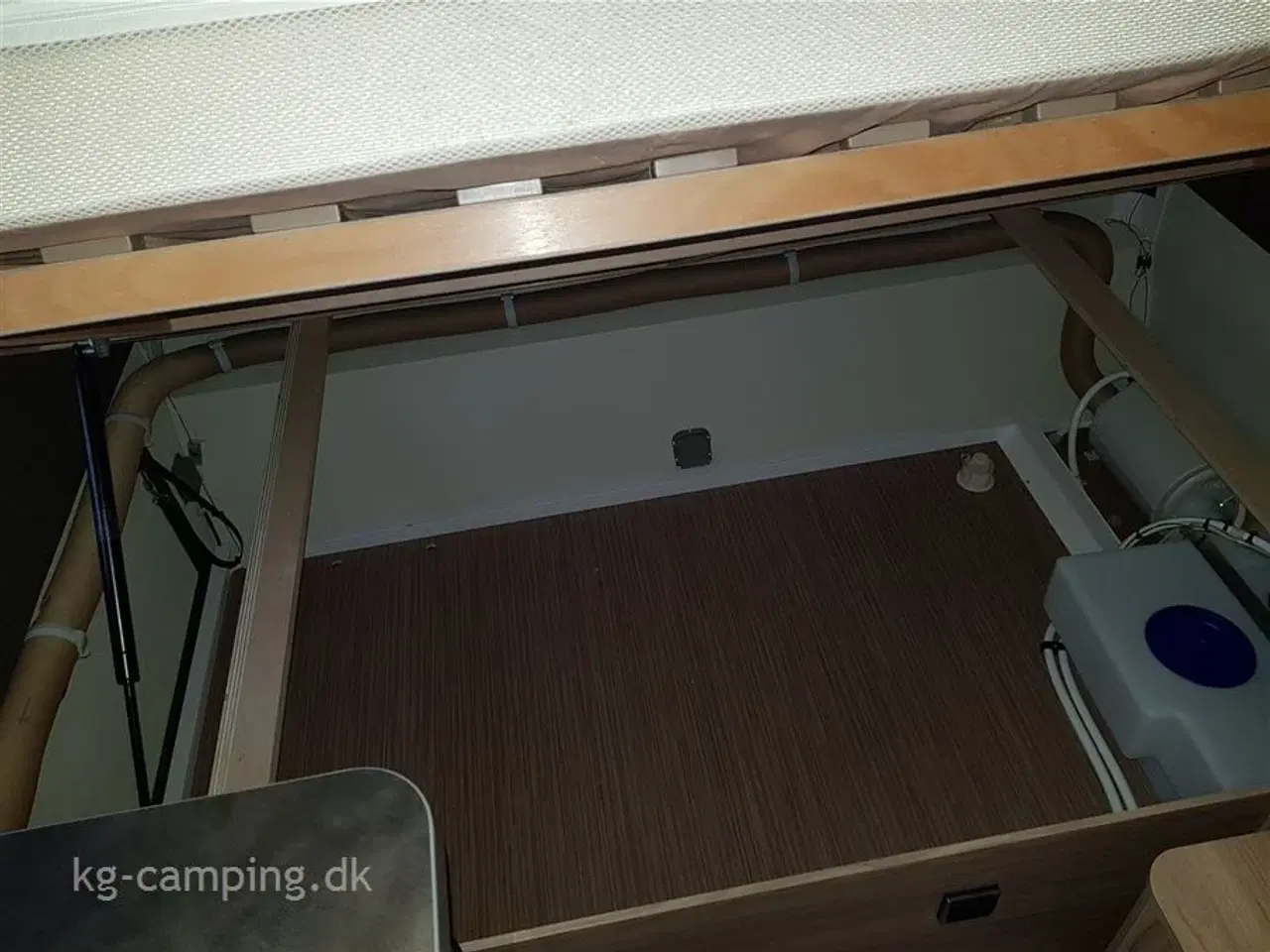 Billede 11 - 2021 - Eriba FEELING 425   Super velholdt hævetagsvogn med høj lasteevne og monteret med XT mover og Thule markise.