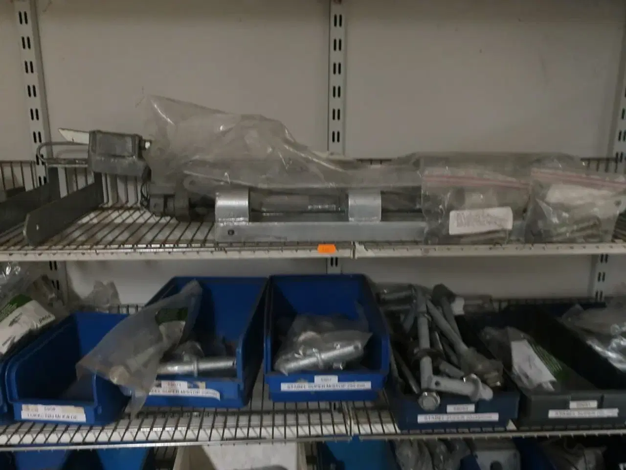 Billede 13 - 4+1 fag reoler inkl. indhold (hegnstilbehør m.v.) (se billeder)