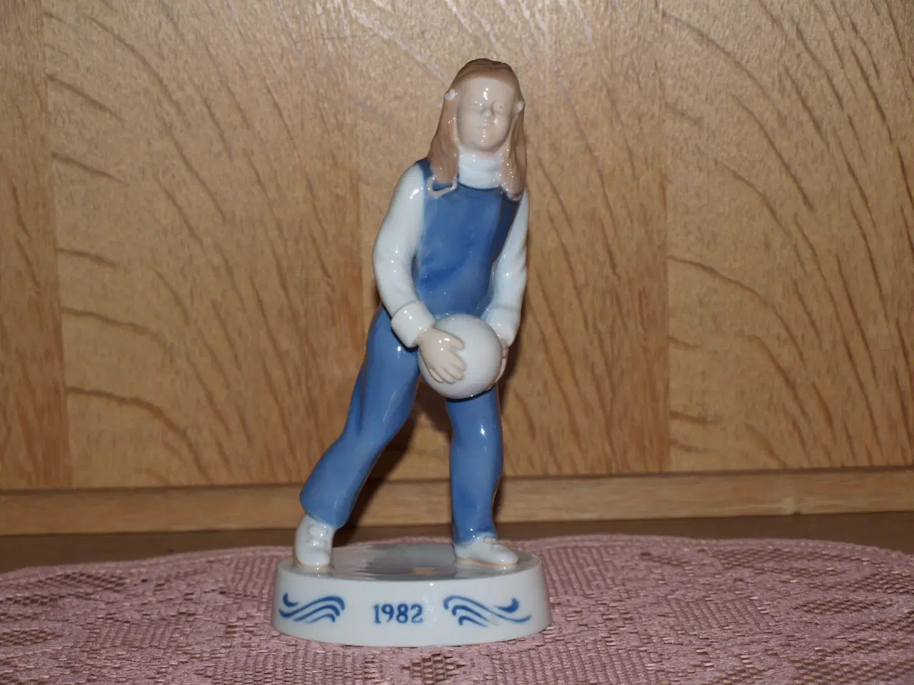 Billede 1 - Pige med bold. Årsfigur 1982