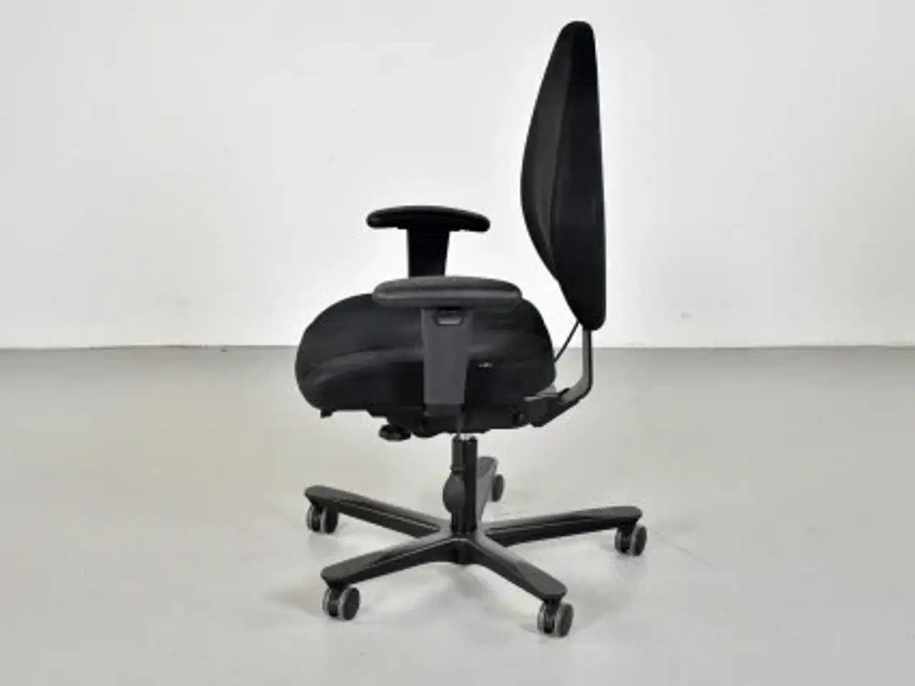 Billede 2 - Efg kontorstol med sort polster og armlæn