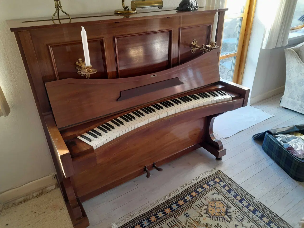 Billede 1 - Klaver med buet front til gratis afhentning