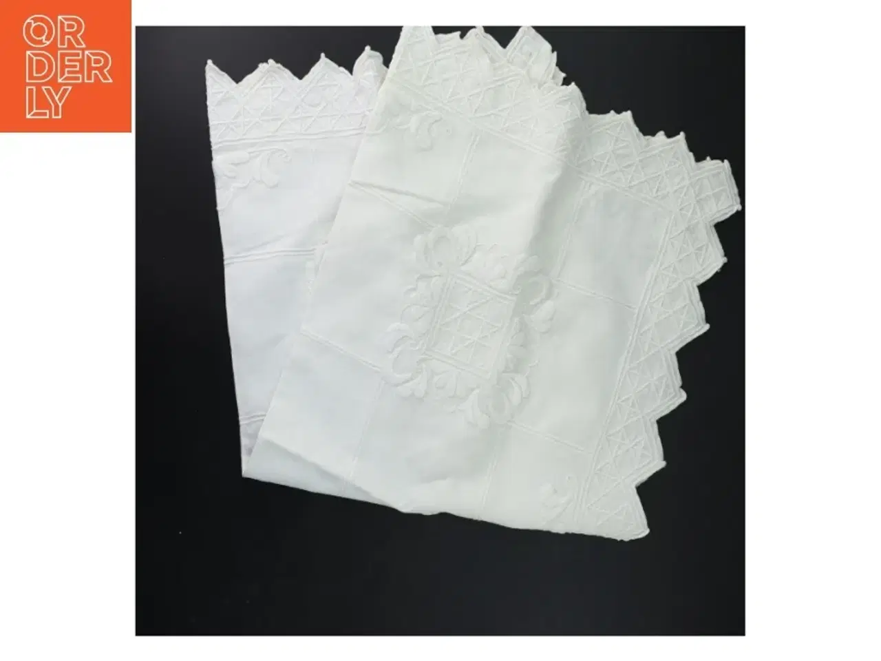 Billede 1 - Hvidt broderet borddækningsstof (str. 68x64 cm)