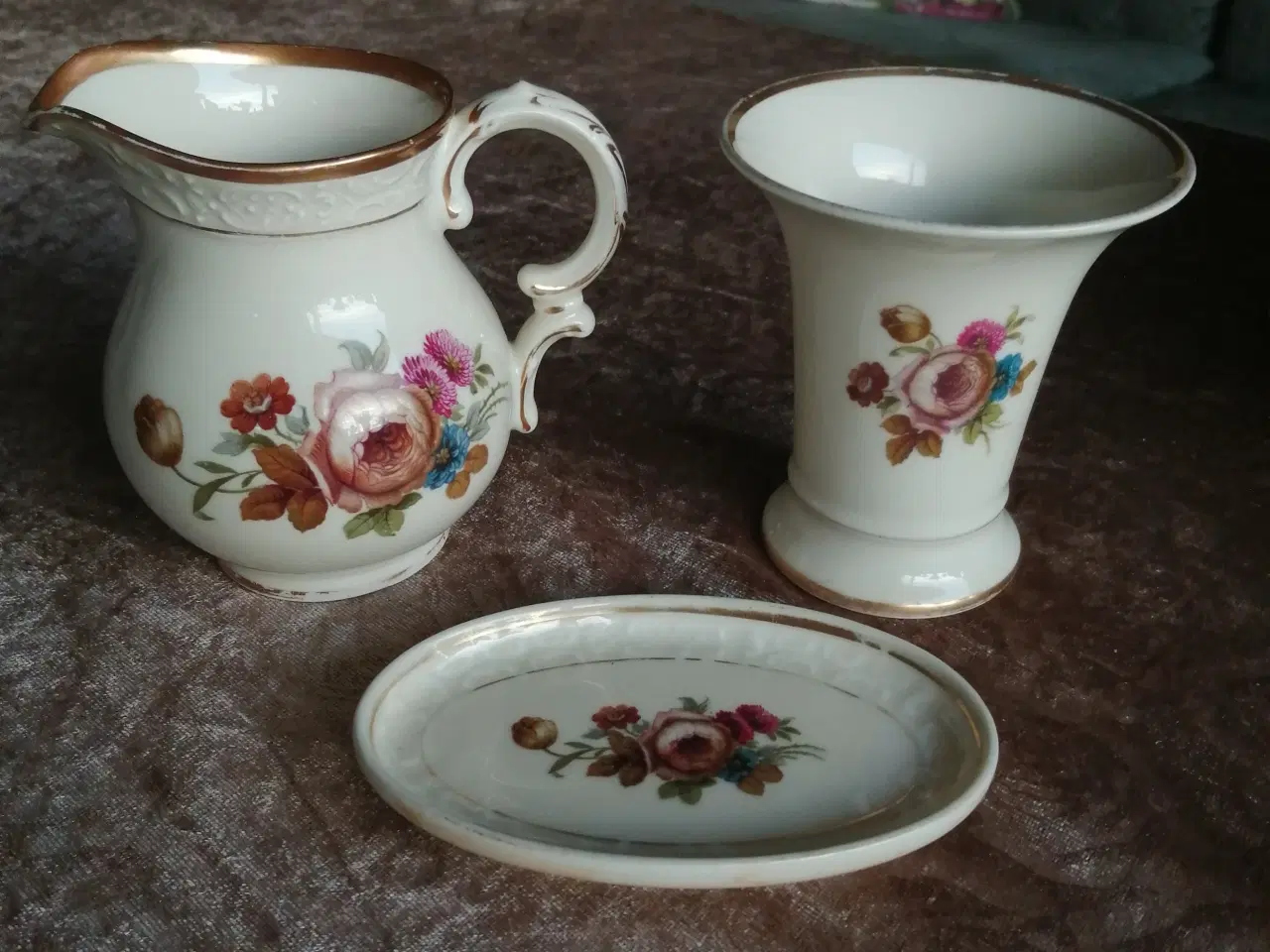 Billede 1 - Rosenborg porcelæn (vase, flødekande, askebæger) 
