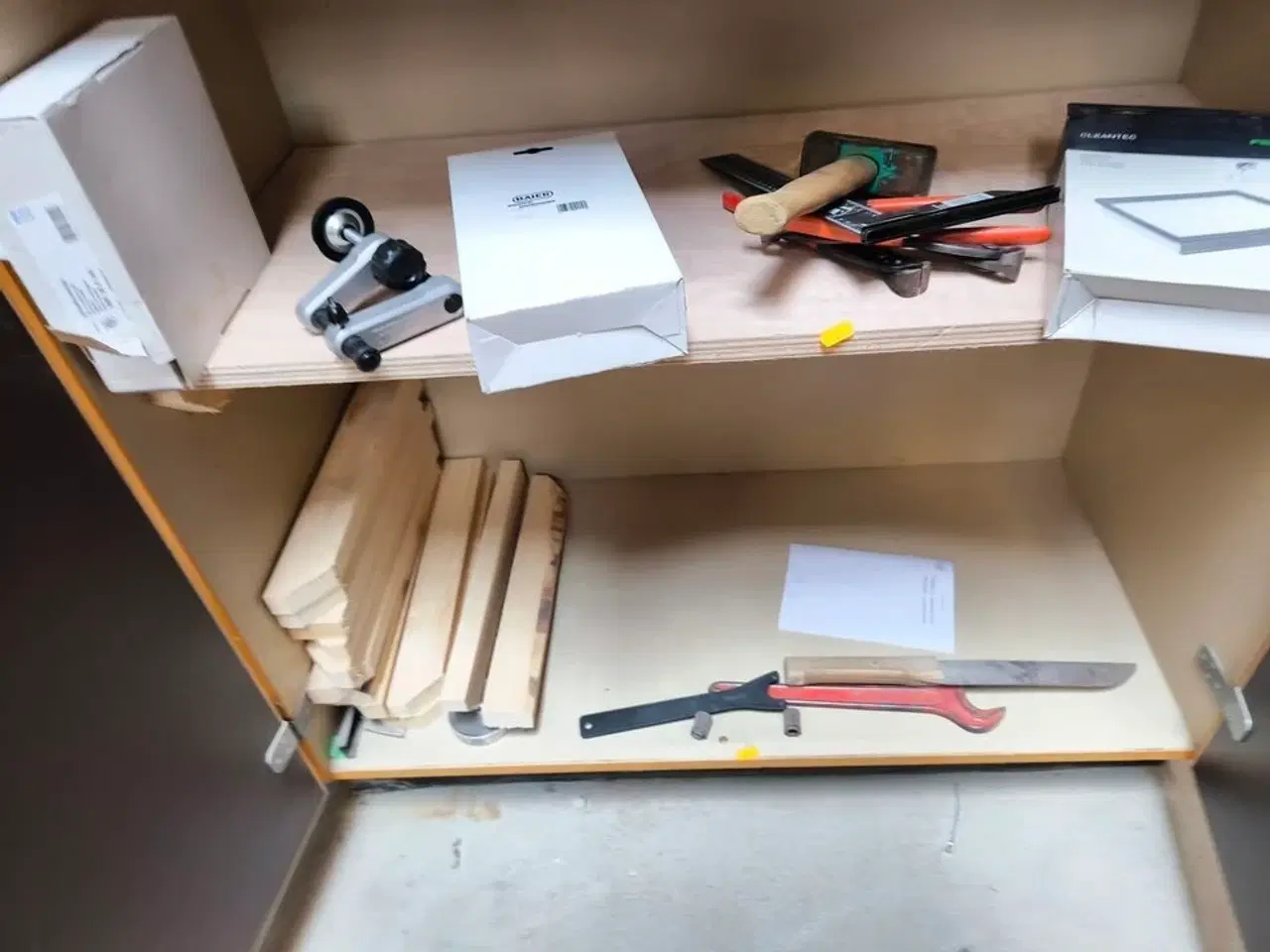 Billede 5 - Indhold i skab