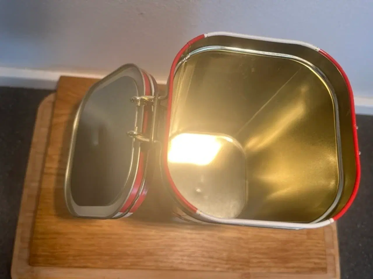 Billede 4 - Harrods Coffee Tin - højde 19,7 cm – Klassisk brit